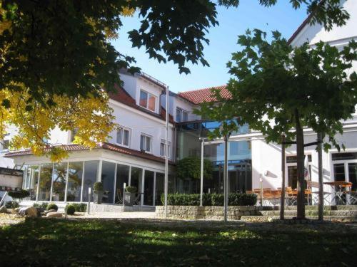Gruener Baum Garni Hotell Krumbach Logo bilde